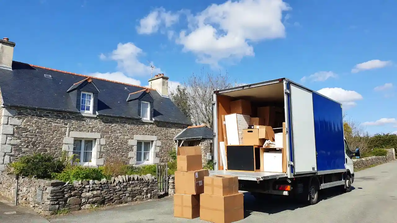 Quand organiser un débarras : calendrier et saisonnalité (Bretagne, Grand Ouest)